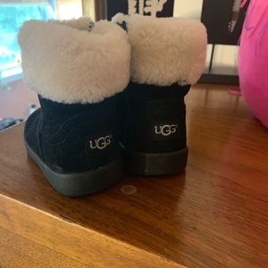 Toddler black uggs w/ fur